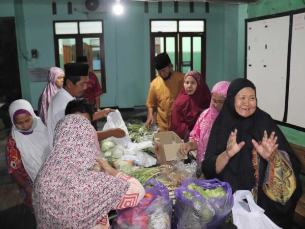 🕌 Takmir Musala Umar bin Khattab Gelar Kegiatan Berbagi Sayur dan Telur untuk Warga