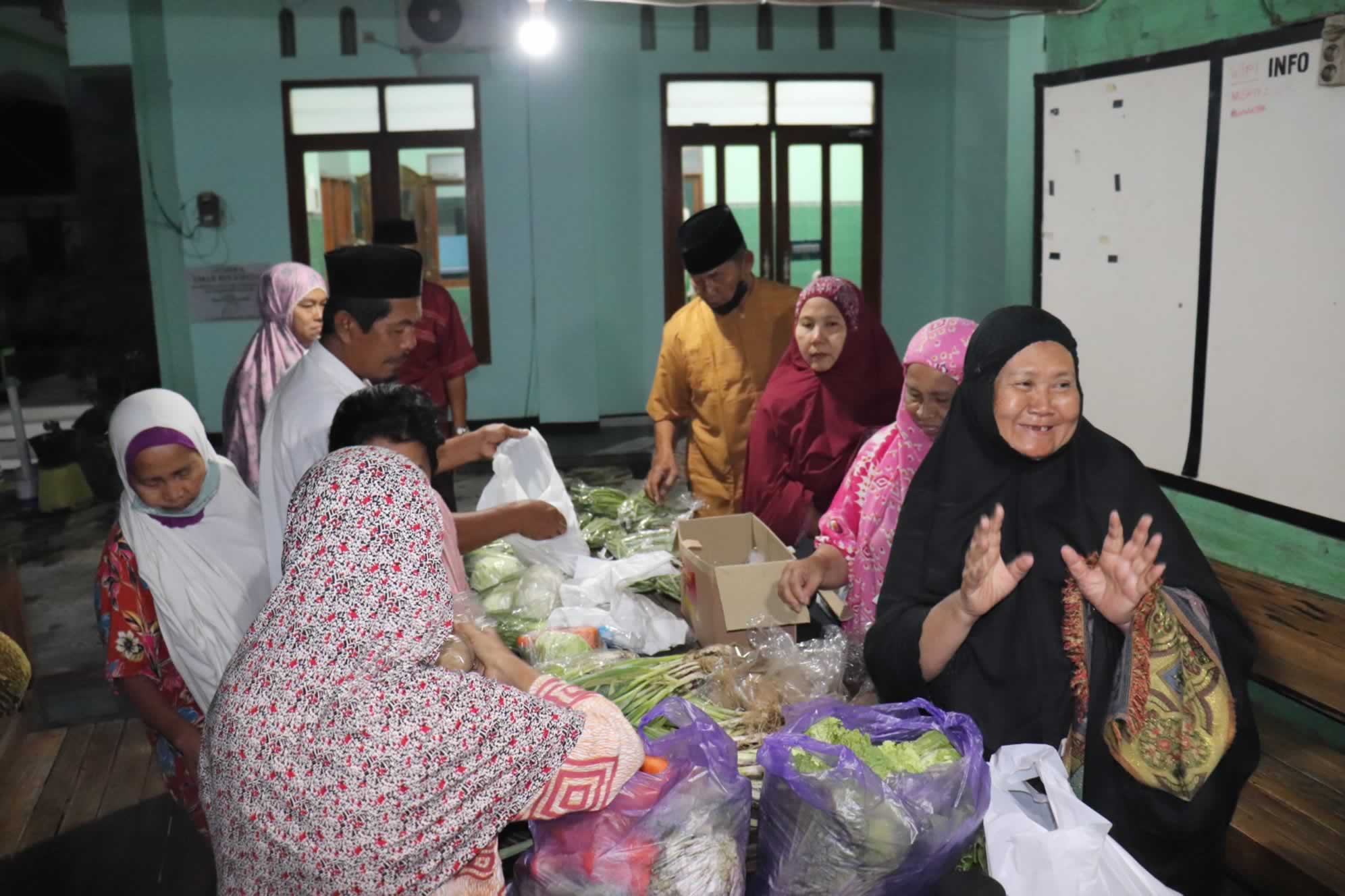 🕌 Takmir Musala Umar bin Khattab Gelar Kegiatan Berbagi Sayur dan Telur untuk Warga